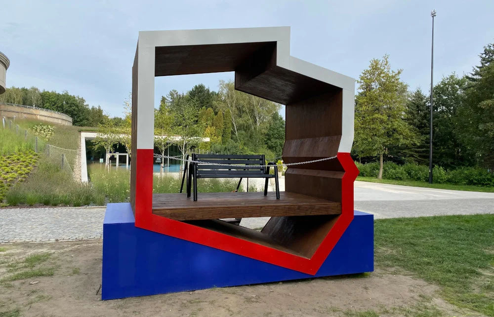 Patriotyczna ławka stanęła tuż przy Planetarium Śląskim. Z regulaminem korzystania z niej