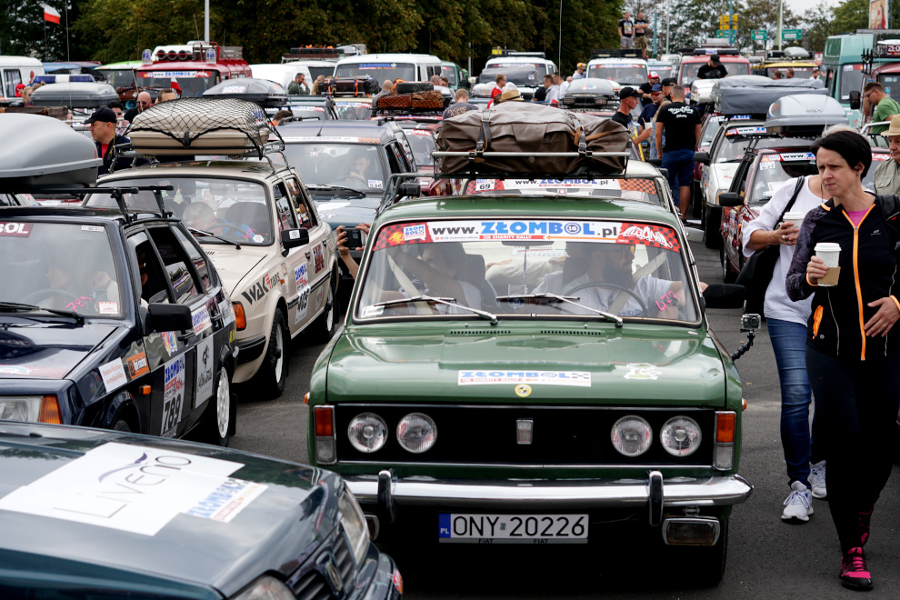 [FOTO] Złombol ruszył w trasę do Albanii. Tłumy na starcie pod Stadionem Śląskim