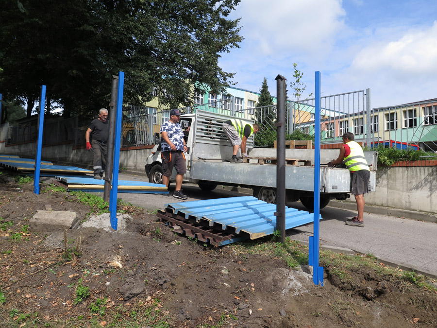 Boiska na "Kresach" wciąż pięknieją! Nowe ogrodzenie ma poprawić bezpieczeństwo i estetykę