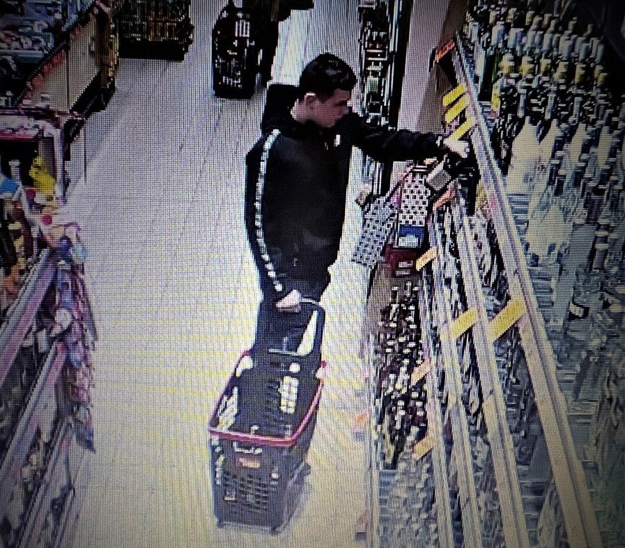 Są podejrzani o dwie kradzieże. Rozpoznajesz tych mężczyzn?