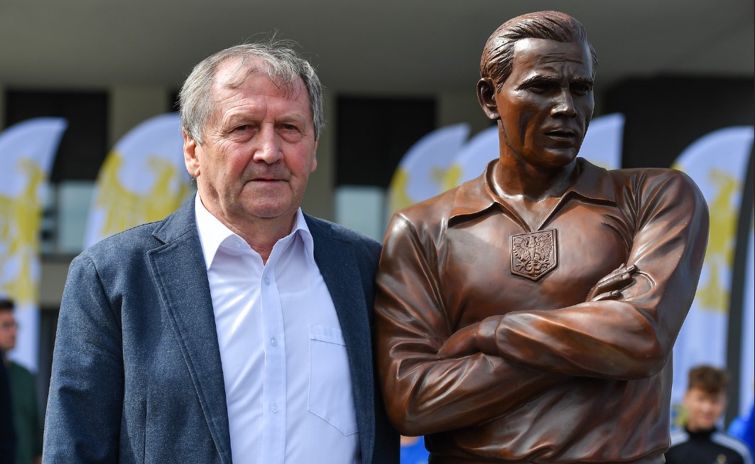 Pomnik Gerarda Cieślika stanął pod Stadionem Śląskim. Odsłonił go syn wybitnego piłkarza
