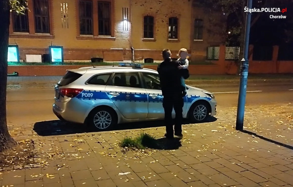 2-latek sam spacerował po skwerze przy Placu Mickiewicza. Jego babcia była pijana...