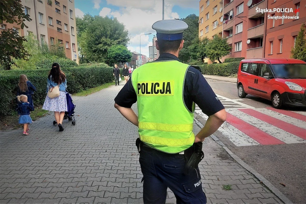 Policjanci w trosce o bezpieczeństwo dzieci w drodze do szkoły