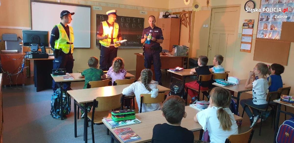 "Bezpieczna droga do szkoły". Policjanci w szkołach promują bezpieczeństwo dzieci