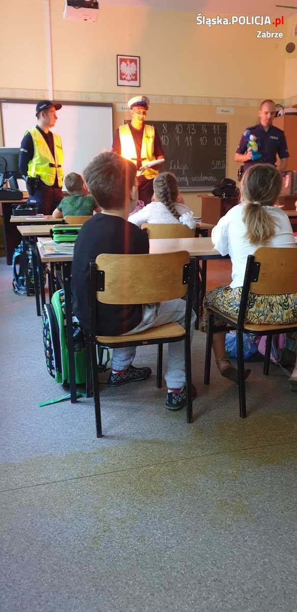 "Bezpieczna droga do szkoły". Policjanci w szkołach promują bezpieczeństwo dzieci
