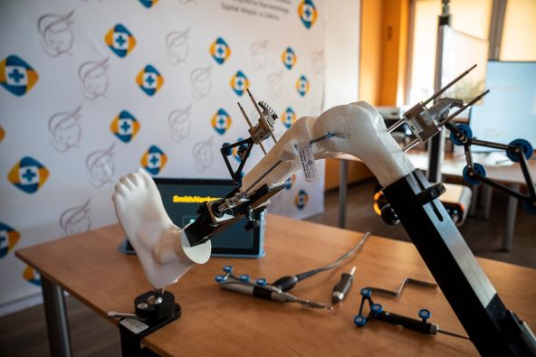 W zabrzańskim szpitalu zaprezentowano nowoczesnego robota ortopedycznego CORI