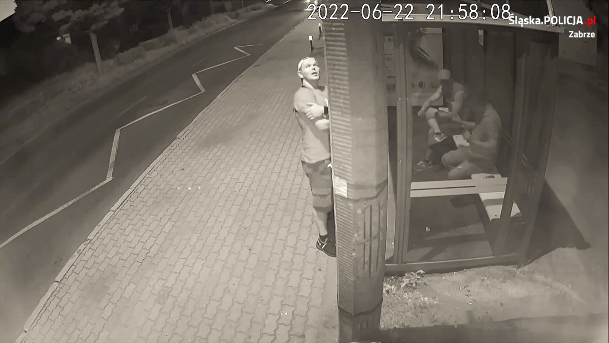 Sprawcy zaatakowali mężczyznę na przystanku. Rozpoznajesz ich? [FILM]