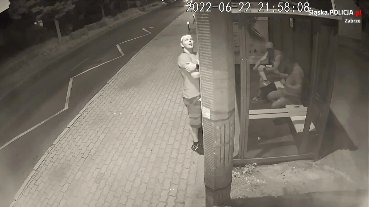 Sprawcy zaatakowali mężczyznę na przystanku. Rozpoznajesz ich? [FILM]