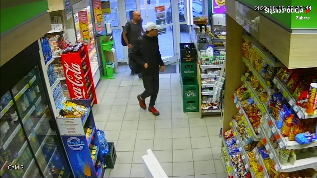 Posługiwali się przywłaszczoną kartą bankomatową. Teraz szuka ich policja