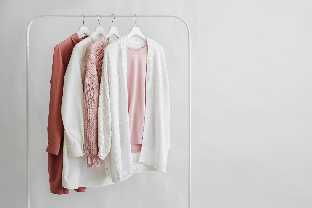 Jak skompletować szafę kapsułową na jesień i zimę? Co powinno się w niej znaleźć?