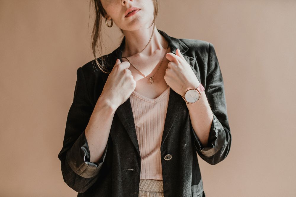 Jak skompletować szafę kapsułową na jesień i zimę? Co powinno się w niej znaleźć?