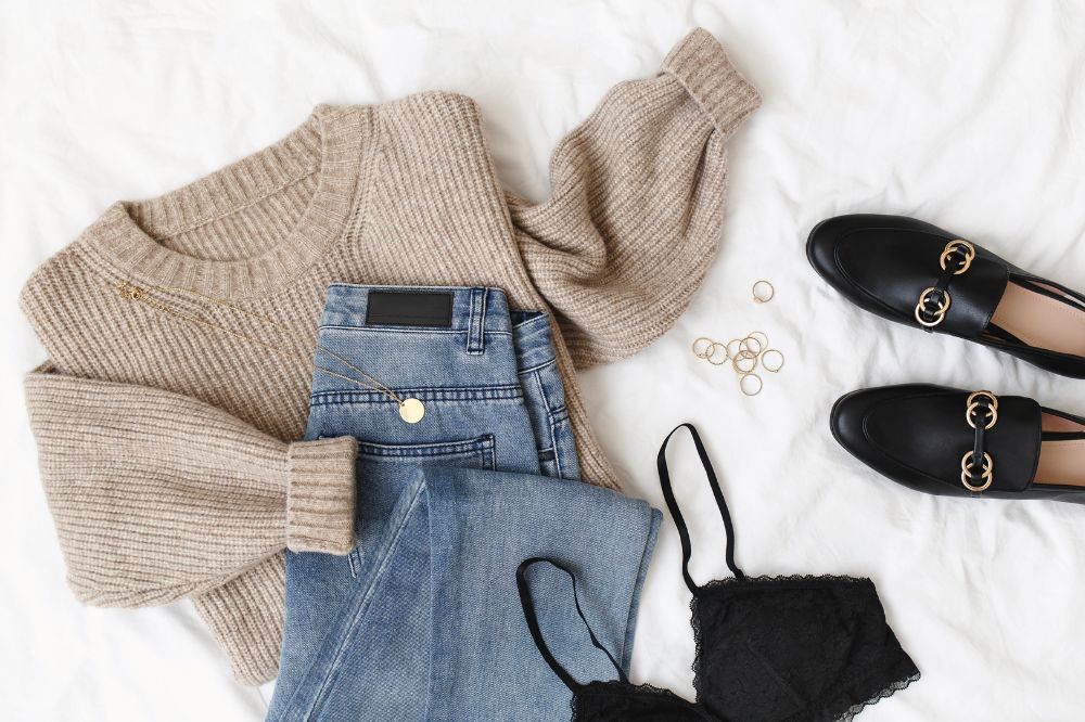 Jak skompletować szafę kapsułową na jesień i zimę? Co powinno się w niej znaleźć?