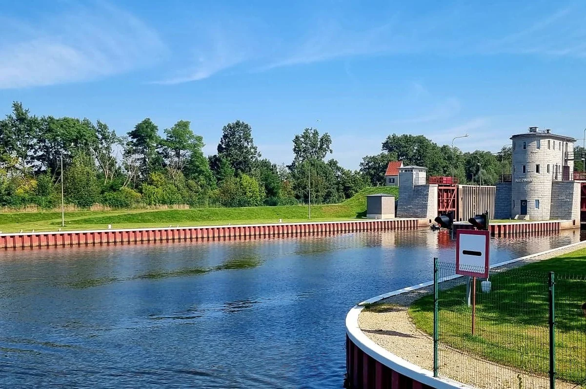 Zakaz korzystania z wód Kanału Gliwickiego przedłużony przez wojewodę. Winne „złote algi”?