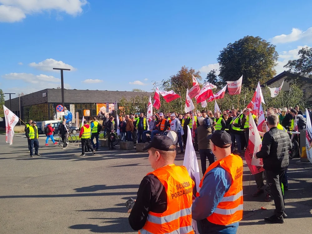 Pikieta pod Hutą Pokój 14