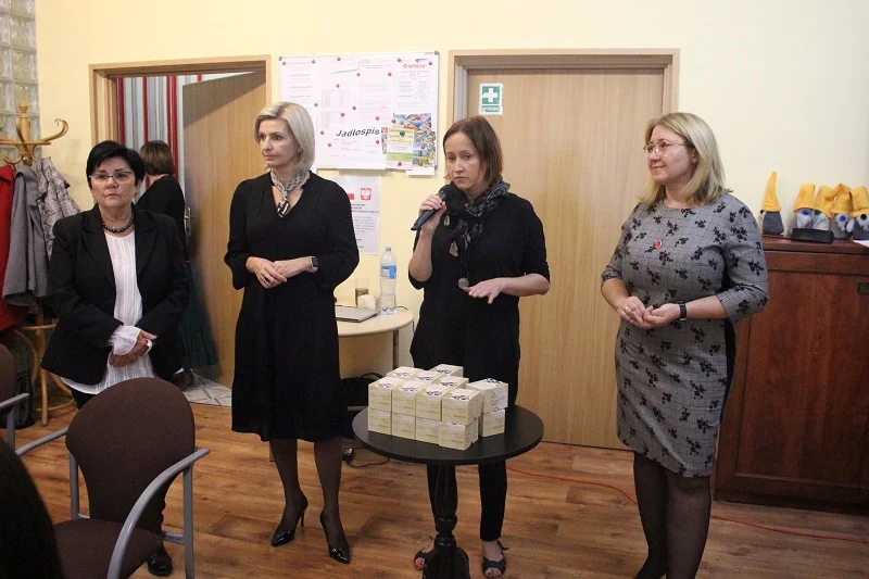 Seniorzy z Rudy Śląskiej otrzymali opaski bezpieczeństwa