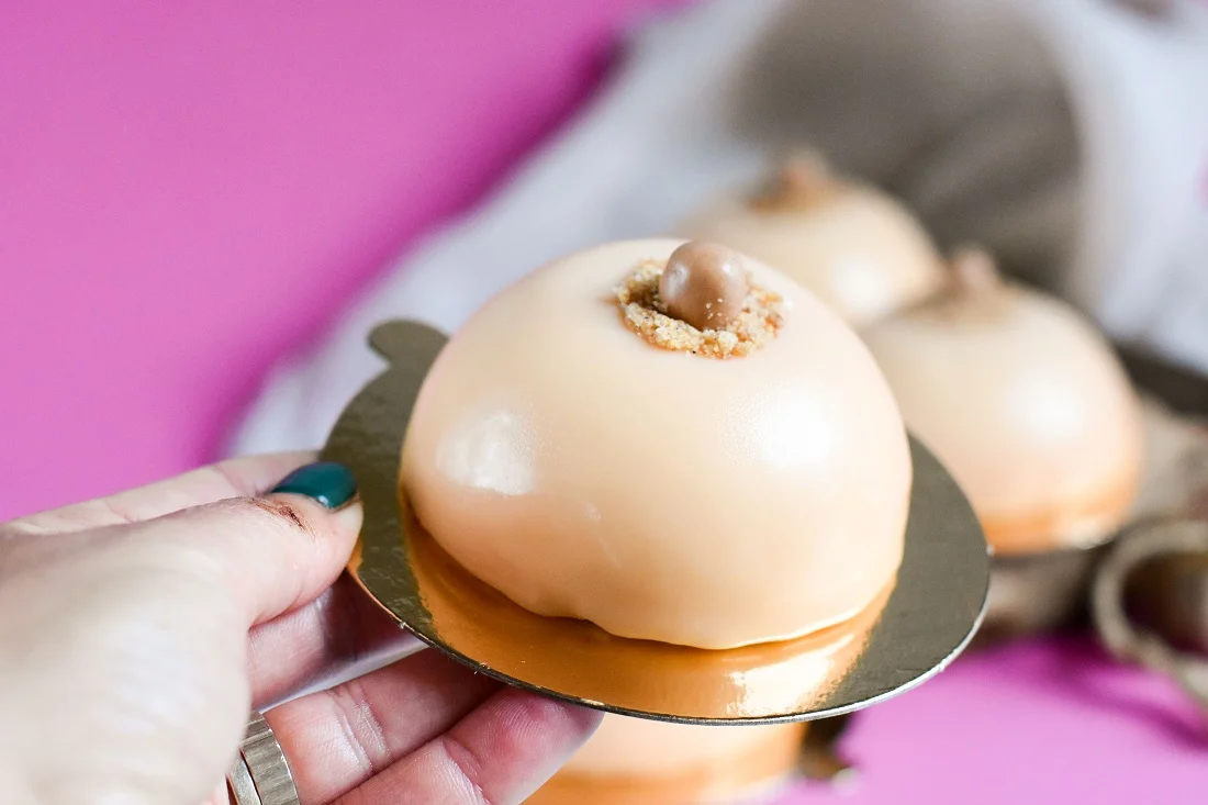 Ciastko w kształcie piersi na rzecz walki z nowotworem. O co chodzi?