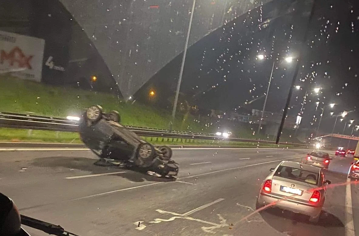 Samochód osobowy dachował na DTŚ. Występowały duże utrudnienia w ruchu drogowym