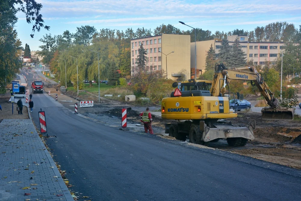 Prace na ul. Czarnoleśnej wciąż trwają. Kiedy zaplanowano ich zakończenie? [FOTO]