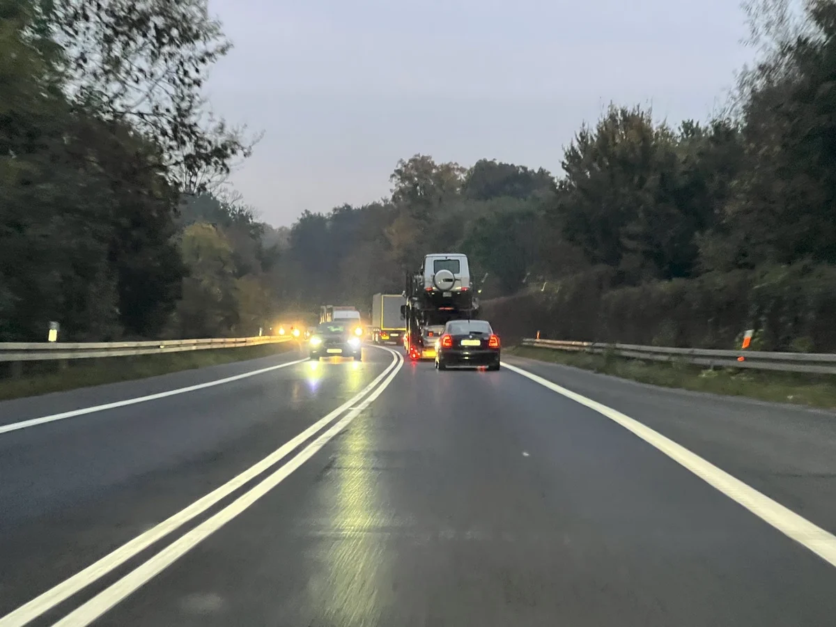 Szczyty komunikacyjne i niebezpieczna jazda "zderzak w zderzak"