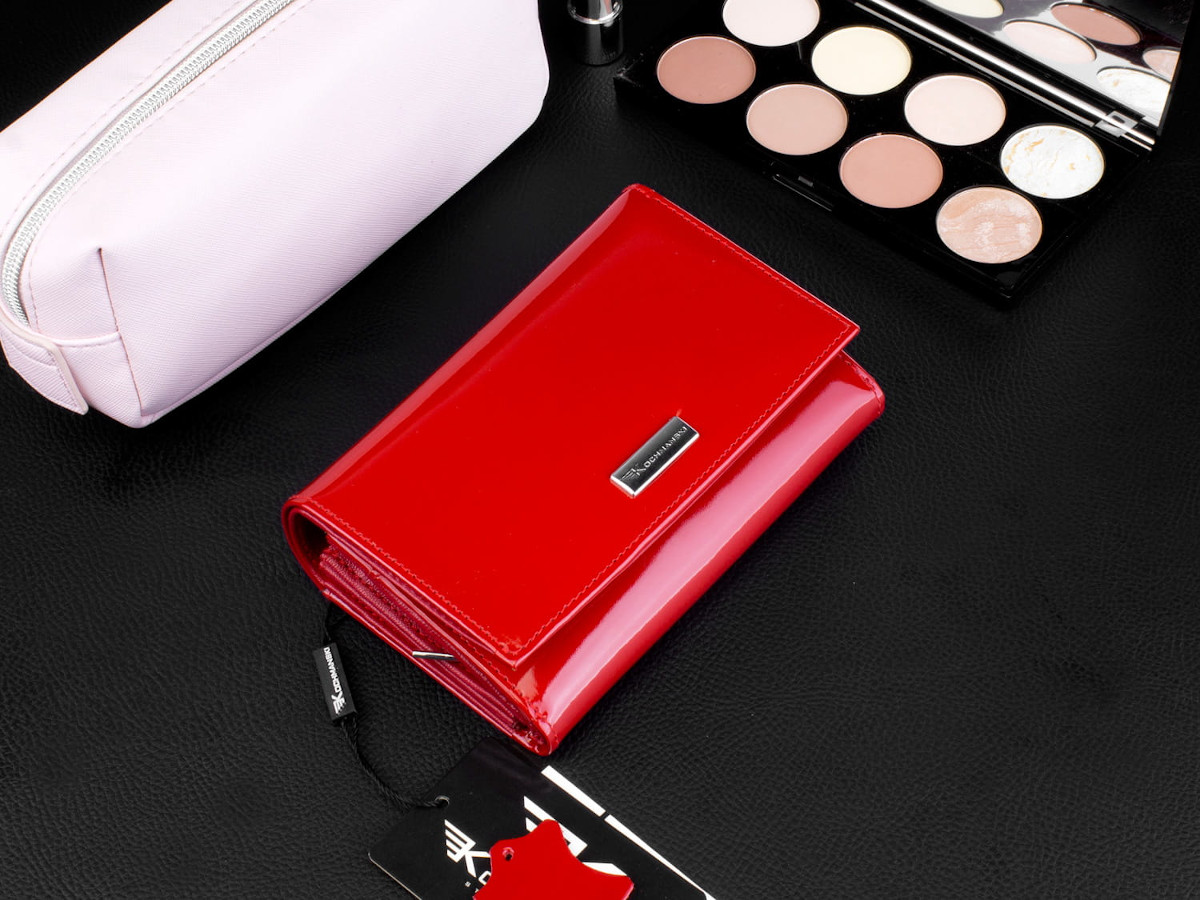 Jaki kolor portfela wybierają kobiety?