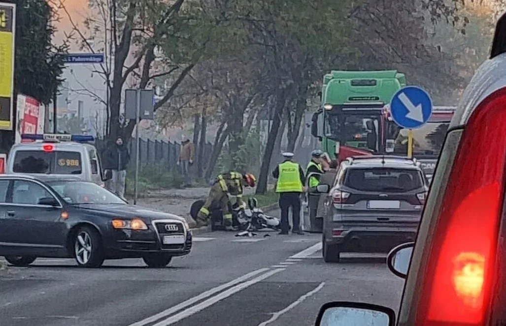 Wypadek w Bielszowicach! Samochód osobowy zderzył się z motocyklem. Utrudnienia drogowe