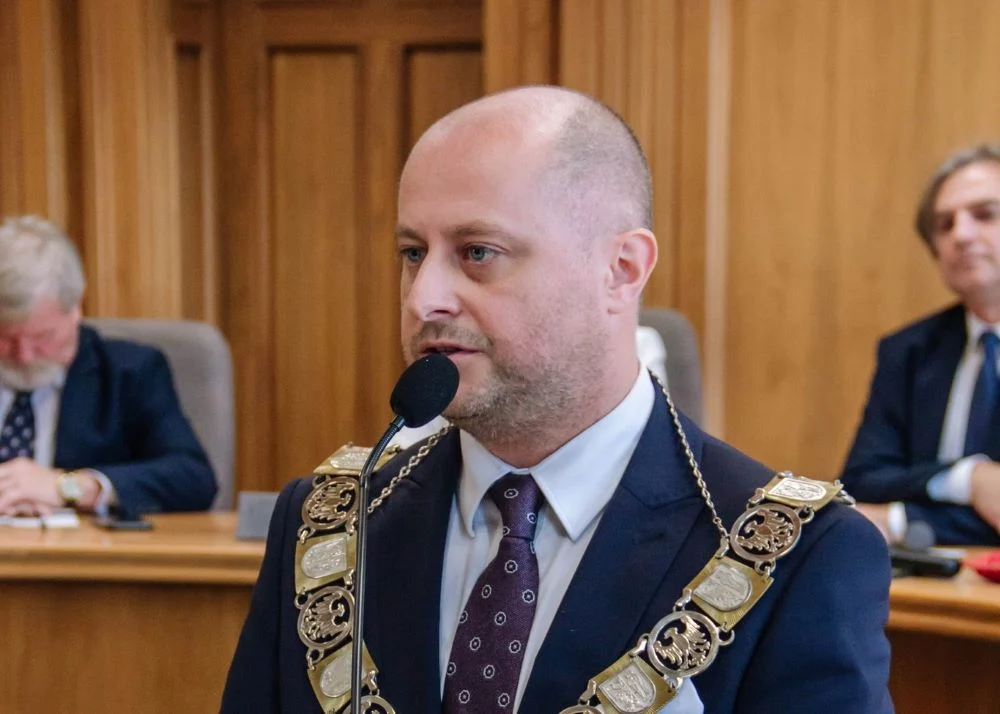 Poparty przez PO Michał Pierończyk brata się z PiS?