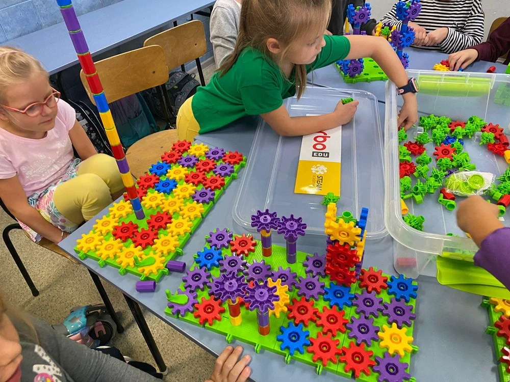 SP nr 25 realizuje projekt BRAWO. Nowy ogród, sprzęt i warsztaty dzięki dotacji