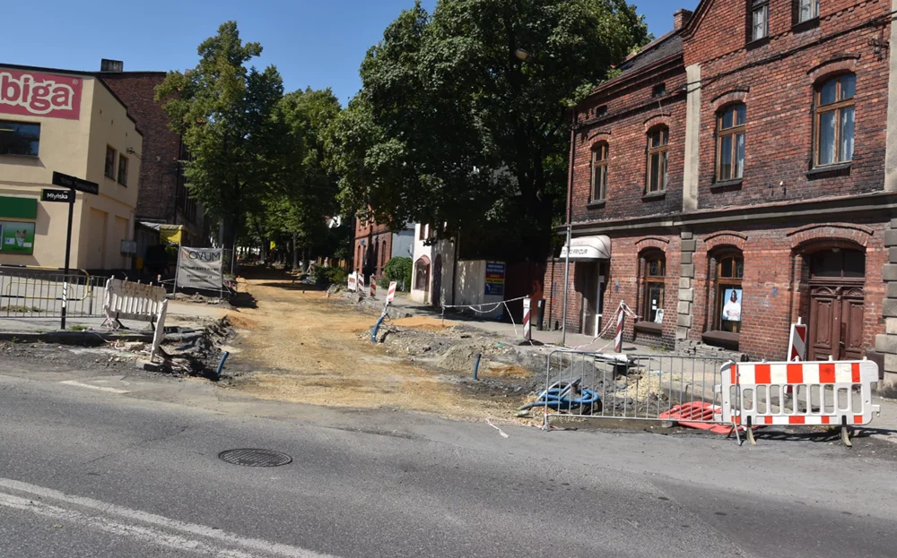 Nowa nawierzchnia i aktywne tablice w powiecie