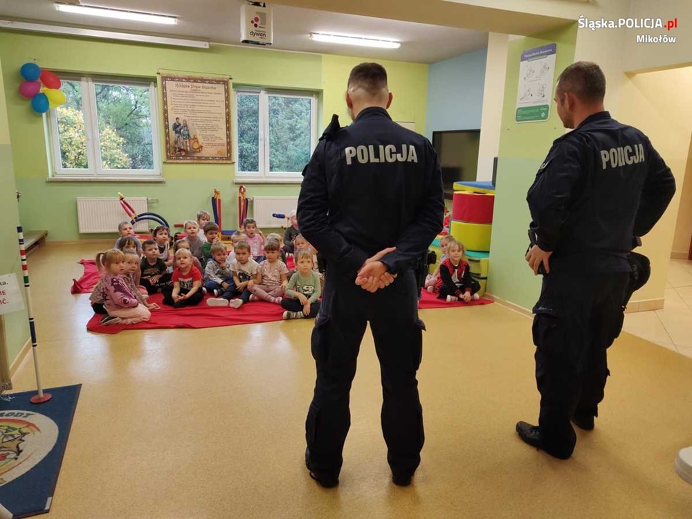 Dzielnicowi uczą dzieci jak unikać zagrożeń. Spotkanie z przedszkolakami