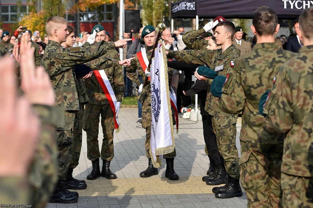 Policjanci wzięli udział w uroczystym ślubowaniu klas mundurowych