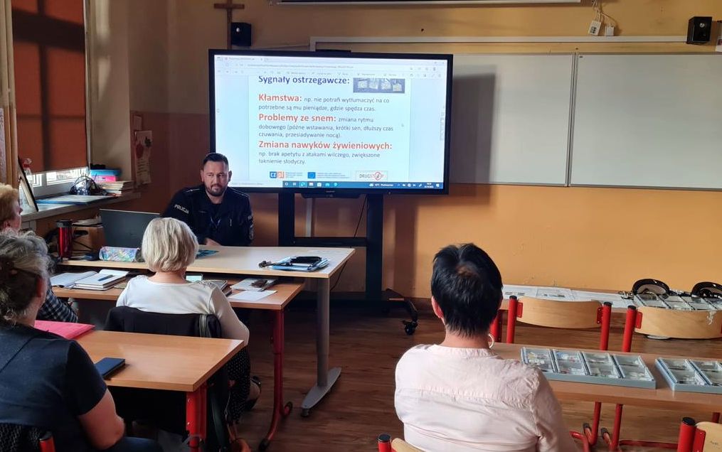 Głośno o narkotykach. Spotkanie policjantów z nauczycielami