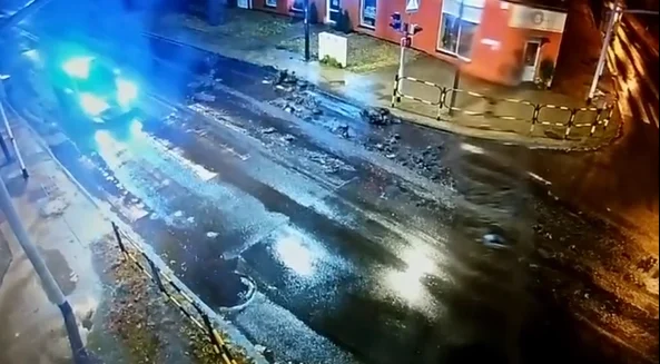 Jechał i zanieczyszczał drogę. Liczne zgłoszenia zbulwersowanych kierowców [WIDEO]