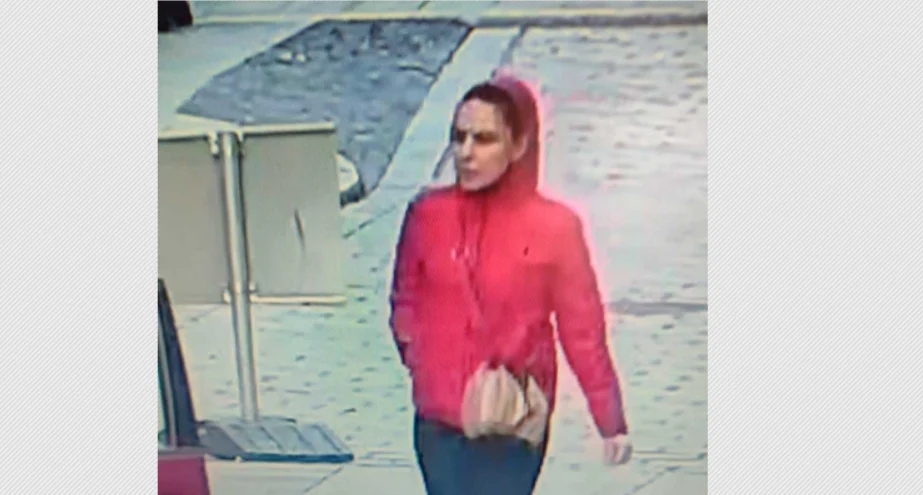 Seniorka wyrzuciła pieniądze i biżuterię przez balkon. Poznajesz tę podejrzaną oszustkę?