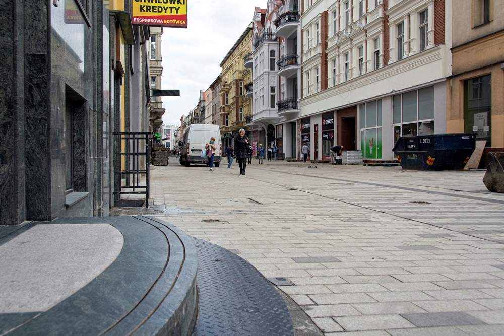 Trwa rewitalizacja ulicy Dworcowej. Zakończono już prace teletechniczne i wodociągowe