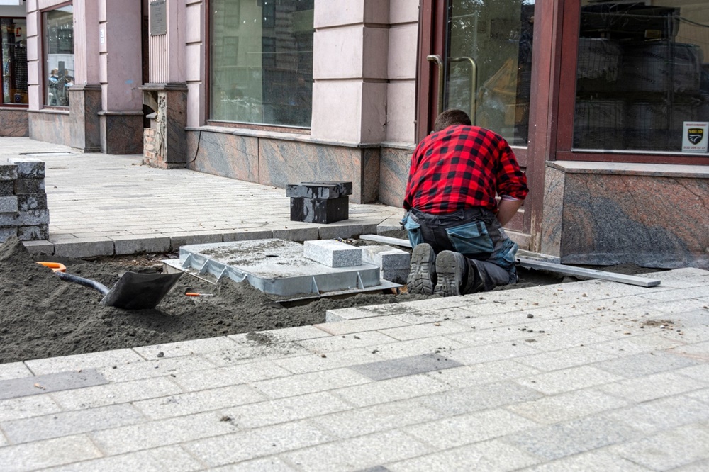 Trwa rewitalizacja ulicy Dworcowej. Zakończono już prace teletechniczne i wodociągowe