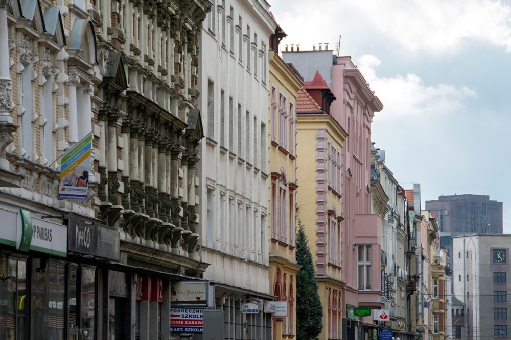 Trwa rewitalizacja ulicy Dworcowej. Zakończono już prace teletechniczne i wodociągowe