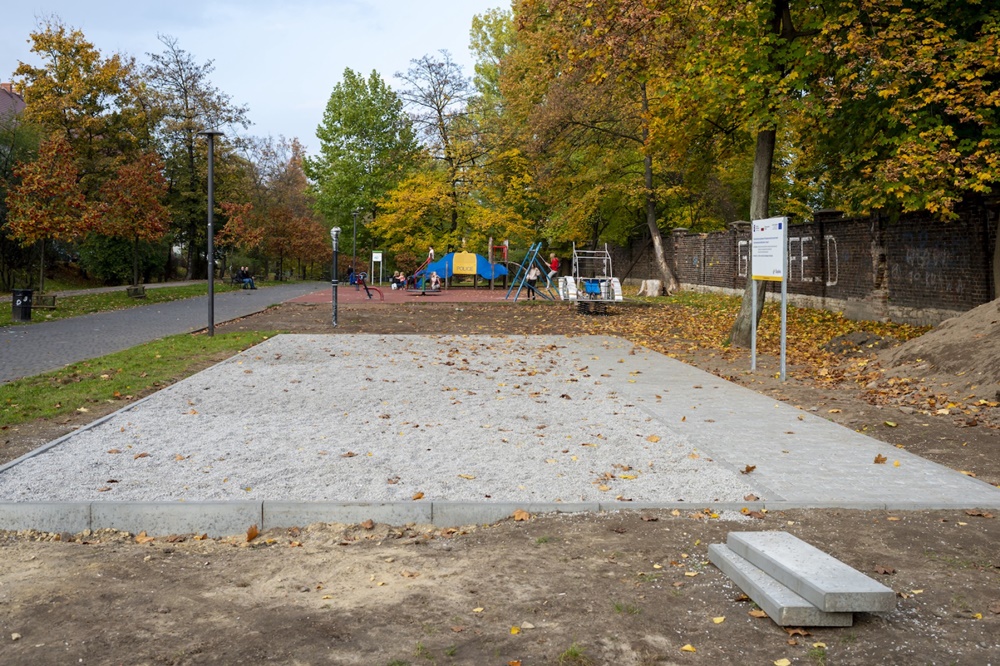 Nowe chodniki, miejsca do zabawy i rekreacji w Bytomiu