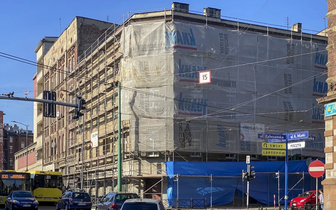 Ruszyła termomodernizacja kamienicy przy pl. Wolskiego. Modernistyczny budynek wypięknieje