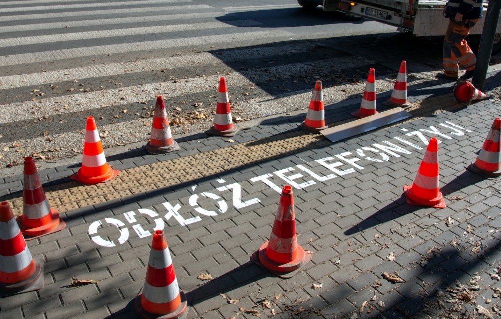 Schowanie telefonu ratuje życie. W Bytomiu specjalne oznakowanie przejść dla pieszych