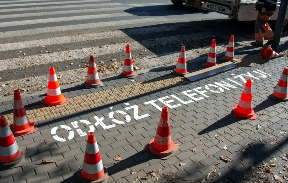 Schowanie telefonu ratuje życie. W Bytomiu specjalne oznakowanie przejść dla pieszych