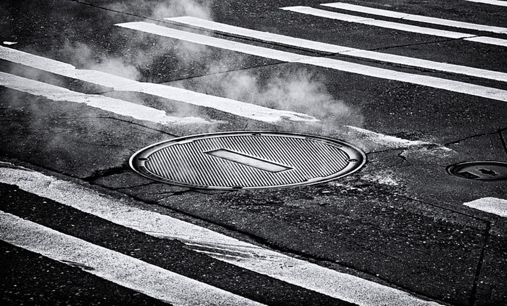 Dym w kanałach w obronie przed podtopieniami