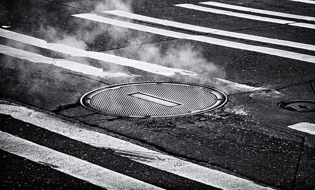 Dym w kanałach w obronie przed podtopieniami