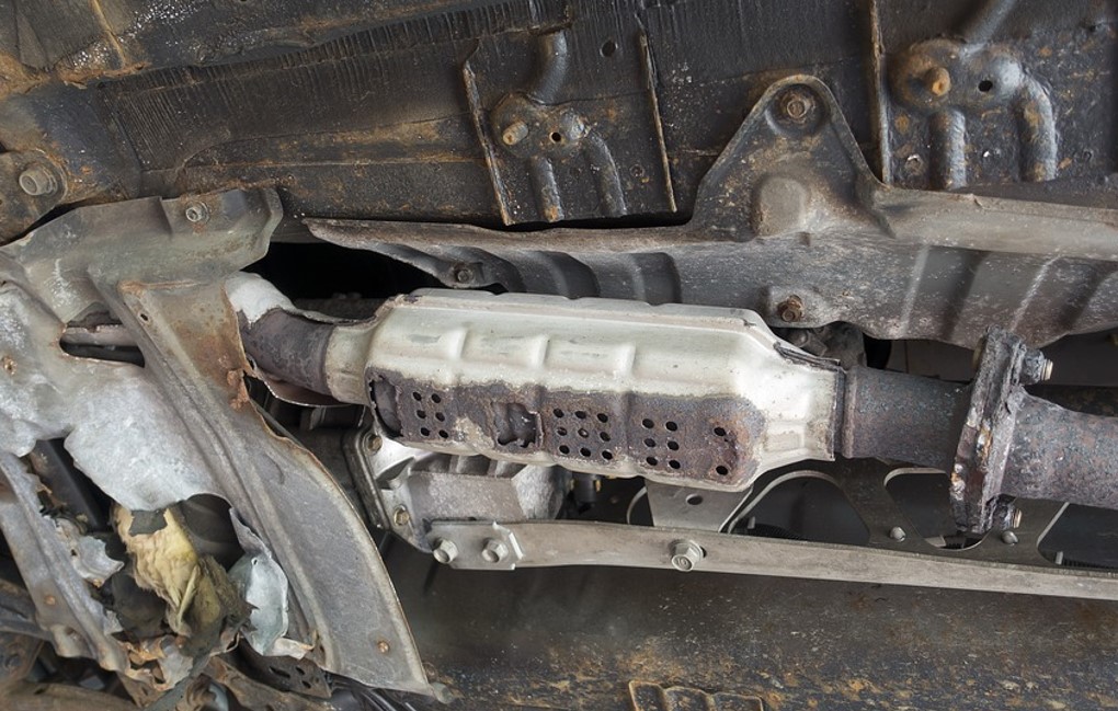 Złodzieje katalizatorów grasują w Bytomiu. Policja ostrzega przed kradzieżą