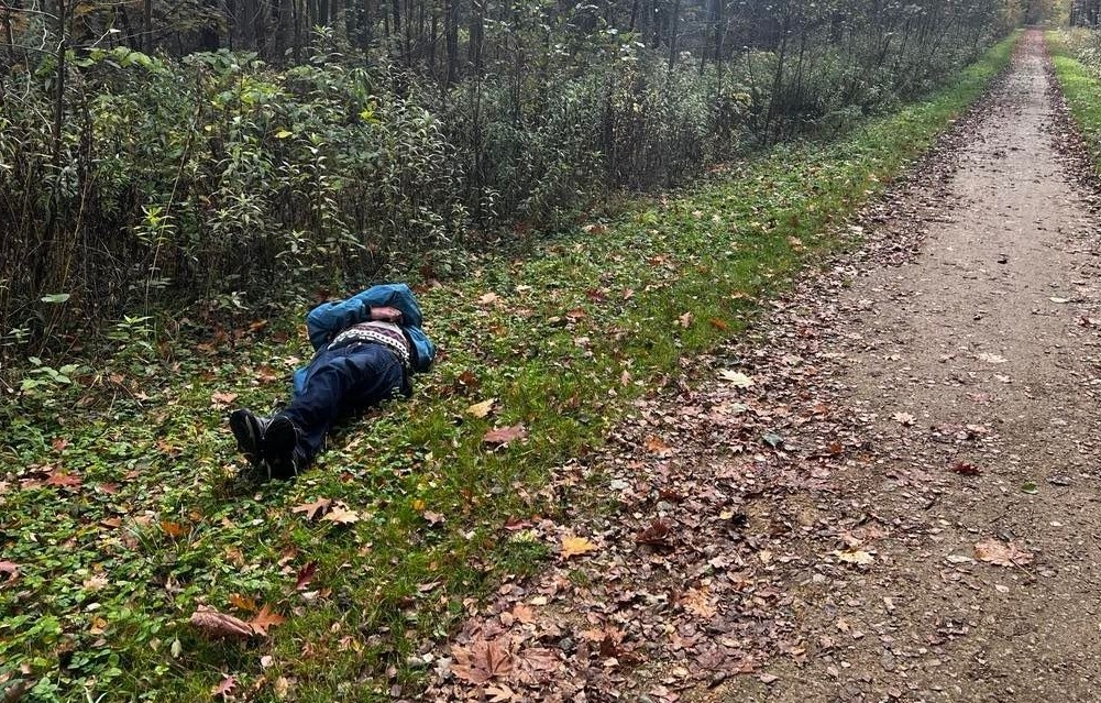Pomoc nadeszła nieoczekiwanie. Biegając po lesie policjant pomógł 61-latkowi