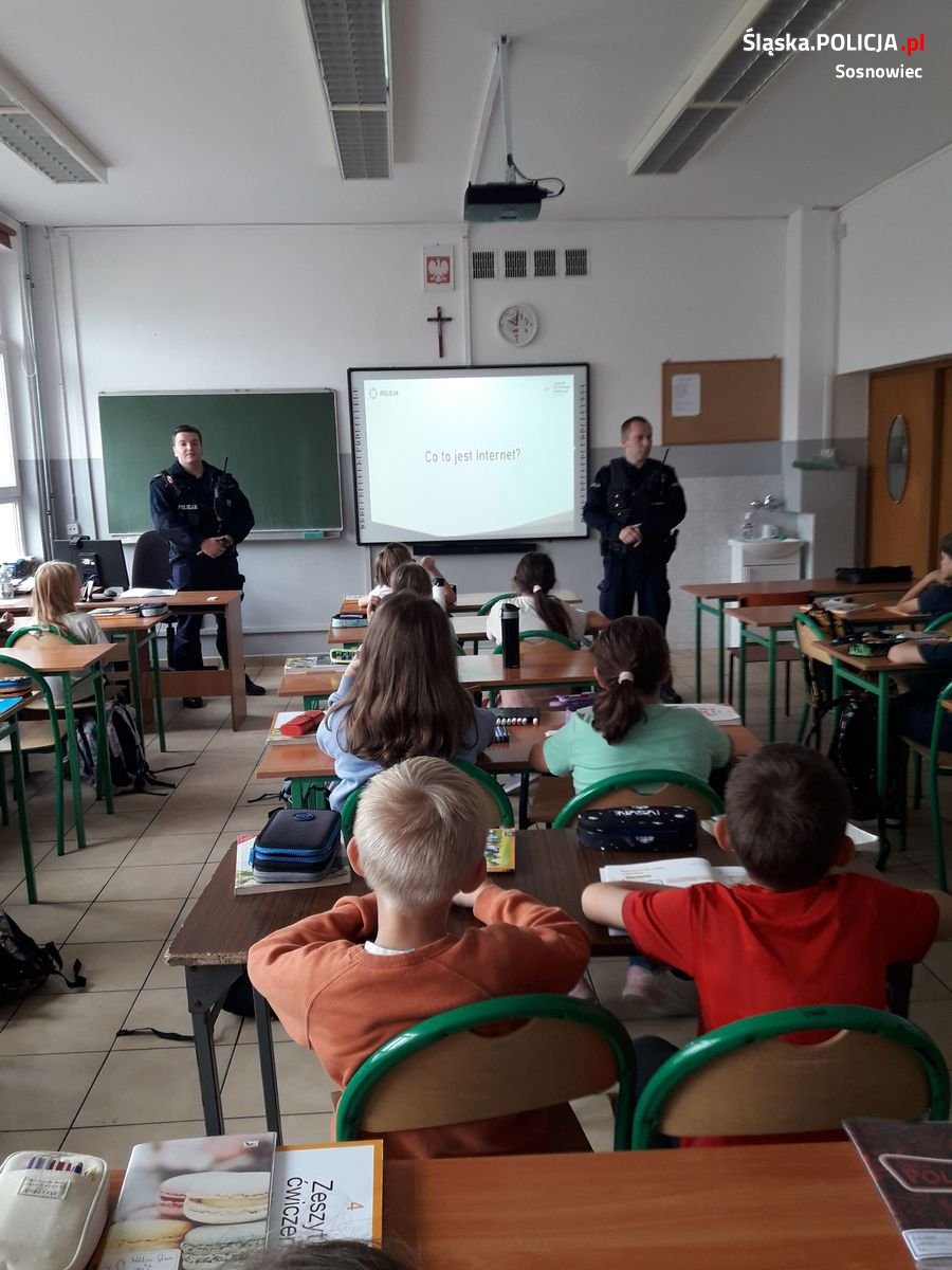 Policjanci z uczniami o cyberprzemocy