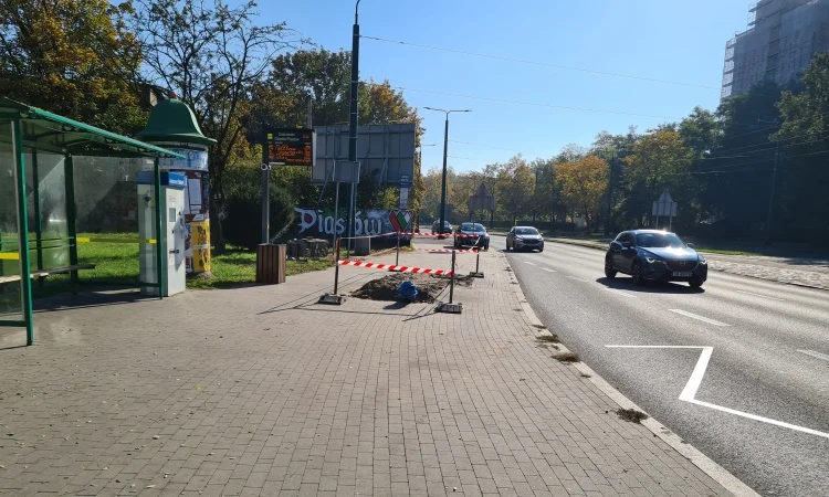 Lepsza jakość wody, a przy okazji nowy chodnik. Sosnowieckie wodociągi w akcji