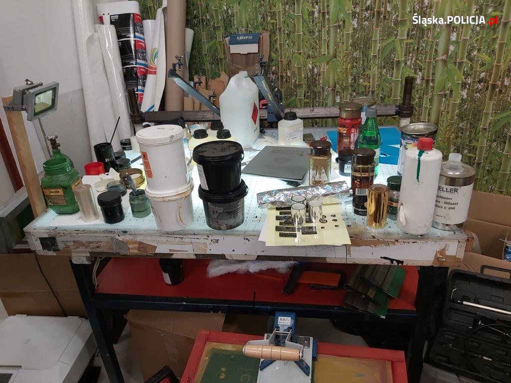 Policjanci zlikwidowali wytwórnię fałszywych dokumentów [FOTO, FILM]