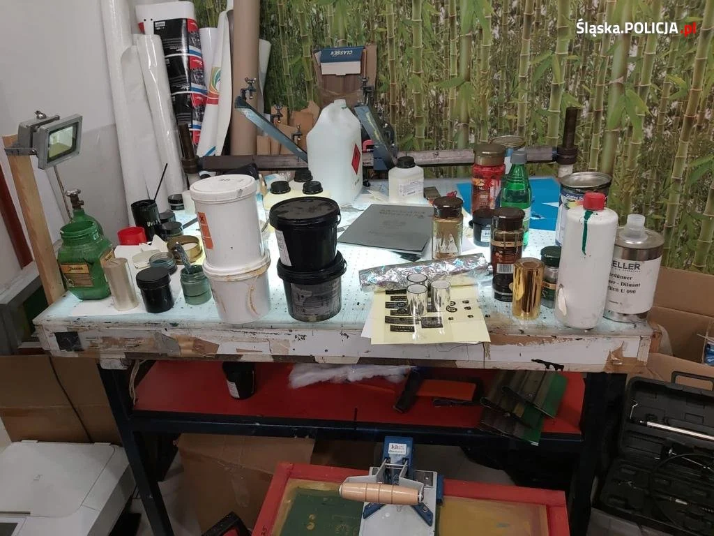 Policjanci zlikwidowali wytwórnię fałszywych dokumentów [FOTO, FILM]