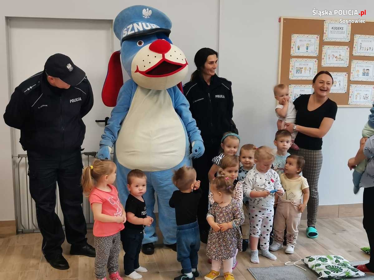 Dzielnicowi z maluchami o bezpiecznym dziecku