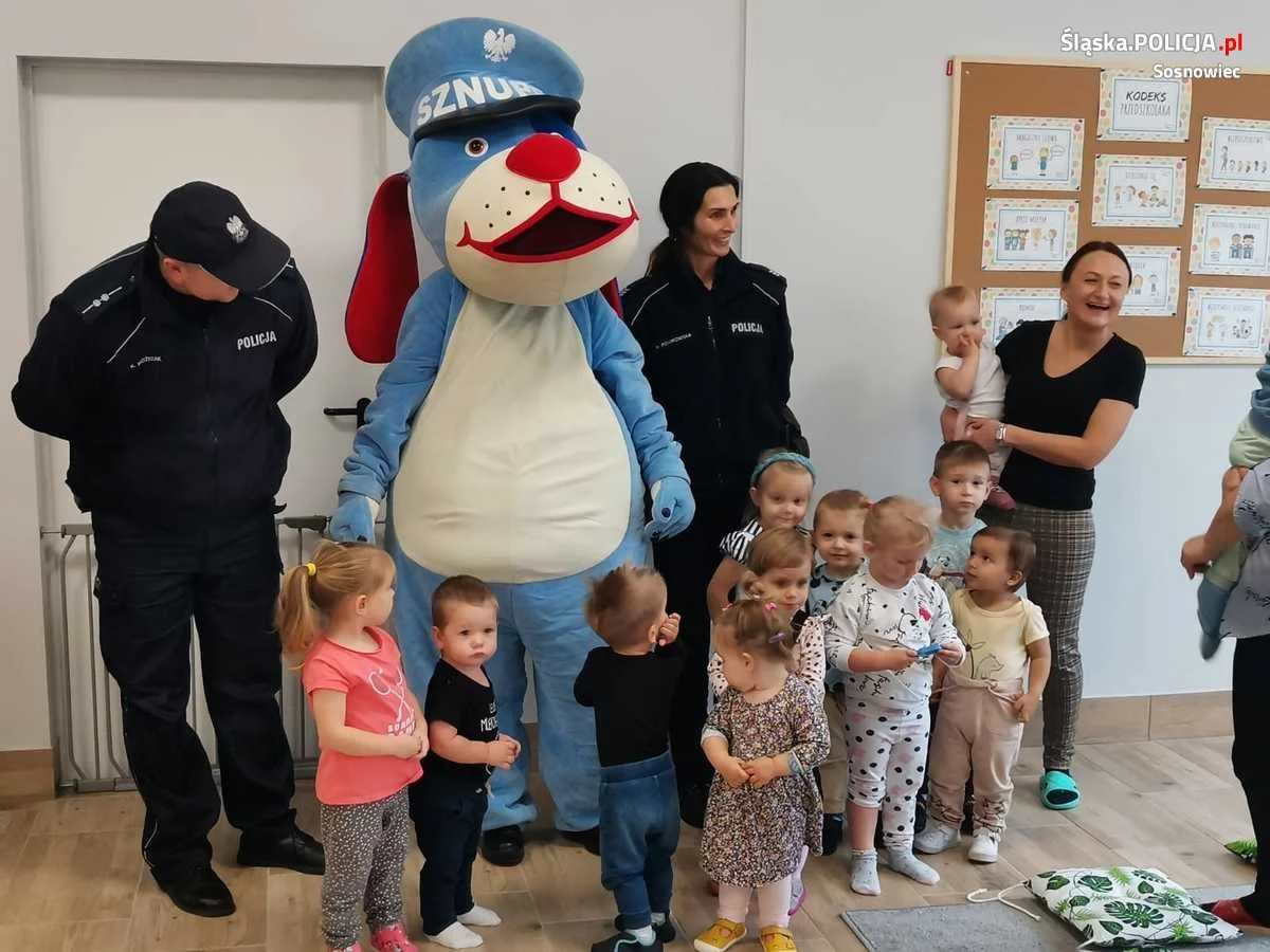 Dzielnicowi z maluchami o bezpiecznym dziecku